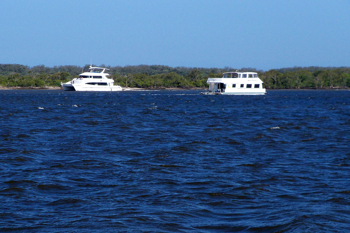 Jacht und Hausboot vor Stradbroke Island