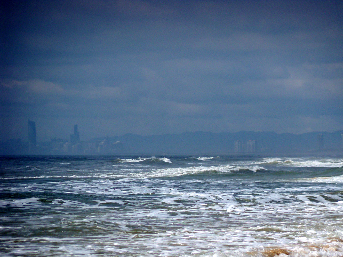 Die Skyline von Surfers Paradise im Dunstschleier