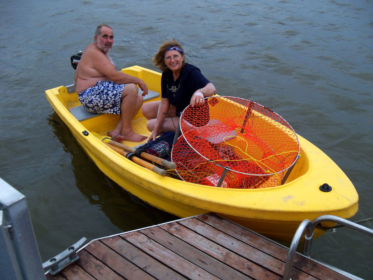 Das Dingi beladen mit einer Krabbenfalle