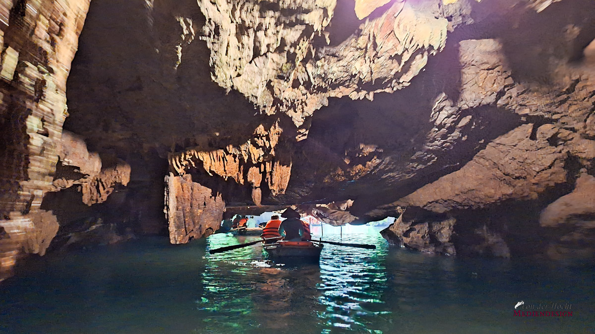 Rudern durch die ein Kilometer lange Höhle in Trang An