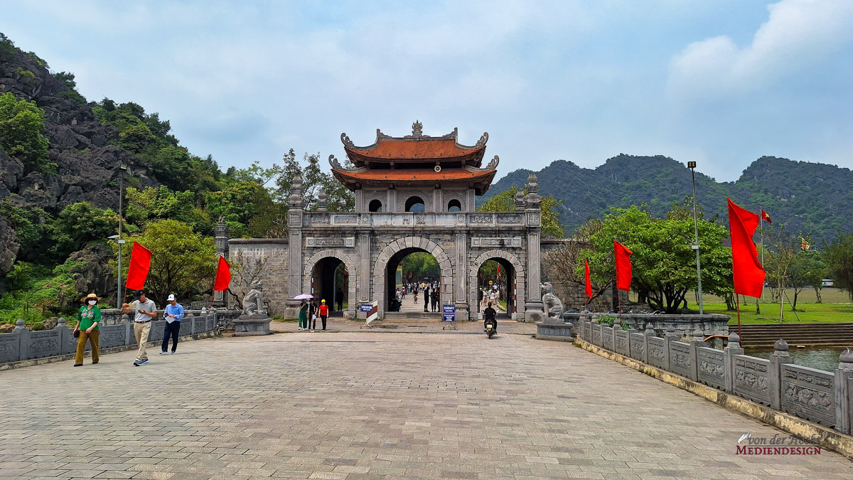Das Tor zur alten Kaiserstadt Hoa Lu am Hoang Long Fluss