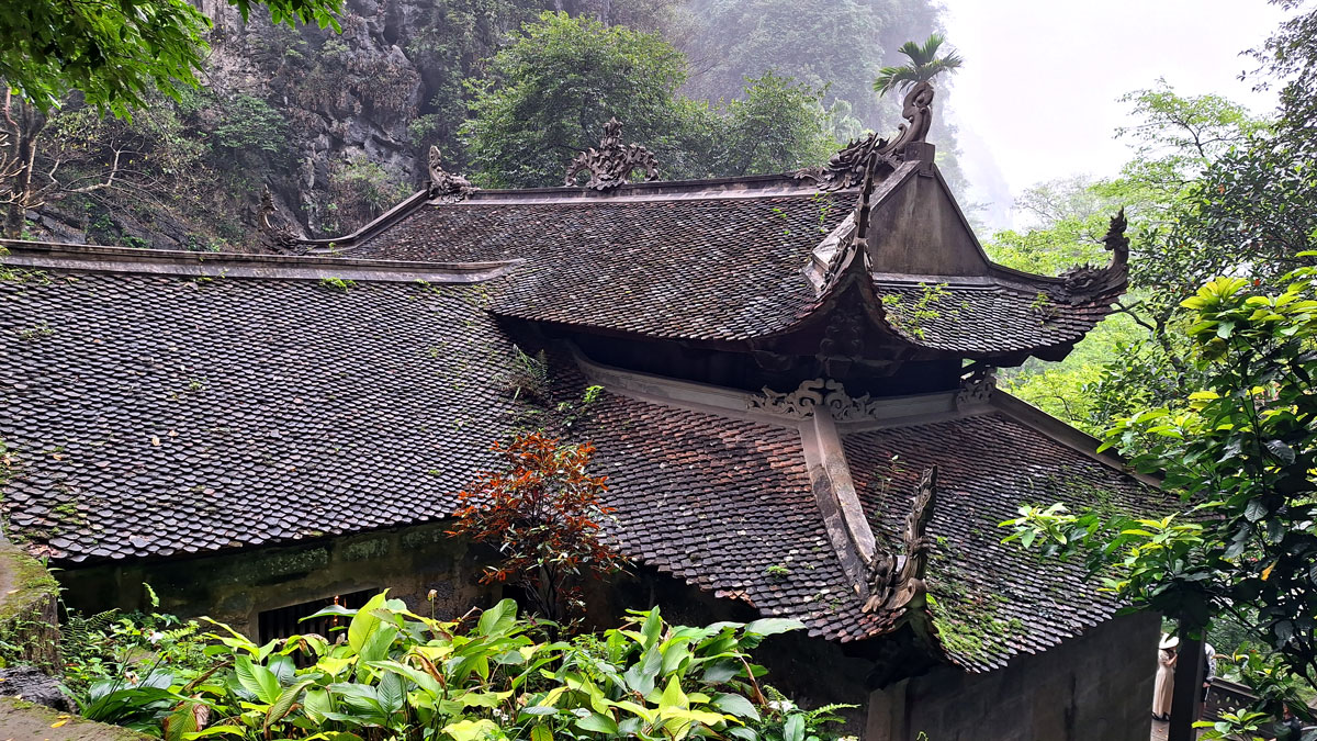 Das geschwungene Dach der Ha Pagode