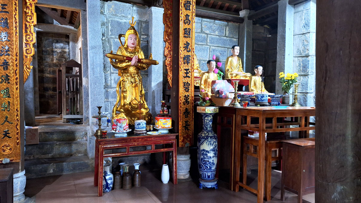 Schrein in der Ha Pagode