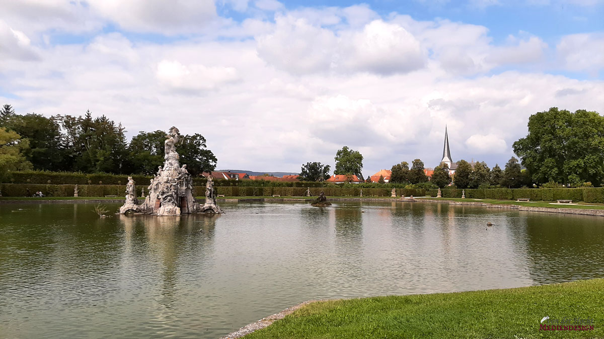 Der Musenberg Parnass im großen See des Schloßgartens