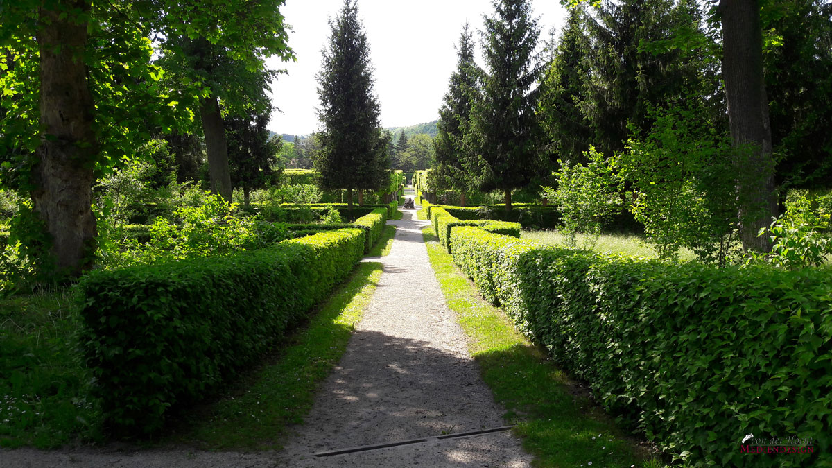 Akkurat angelegte Wege im Rokokogarten